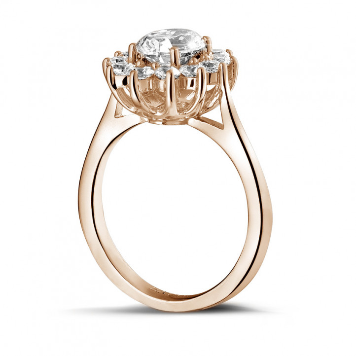 1.85 quilates anillo « entourage » en oro rojo con diamante ovalado
