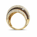4.30 quilates anillo en oro amarillo con diamantes redondos blancos y negros