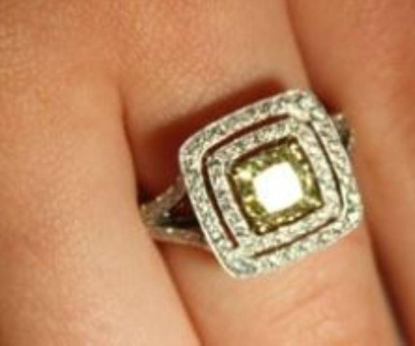 Anillo de oro blanco con diamante central cuadrado y halo pavé de diamantes