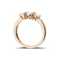 1.10 quilates anillo trilogía en oro rojo con diamantes en los lados