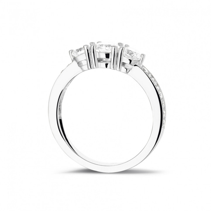1.10 quilates anillo trilogía en platino con diamantes en los lados