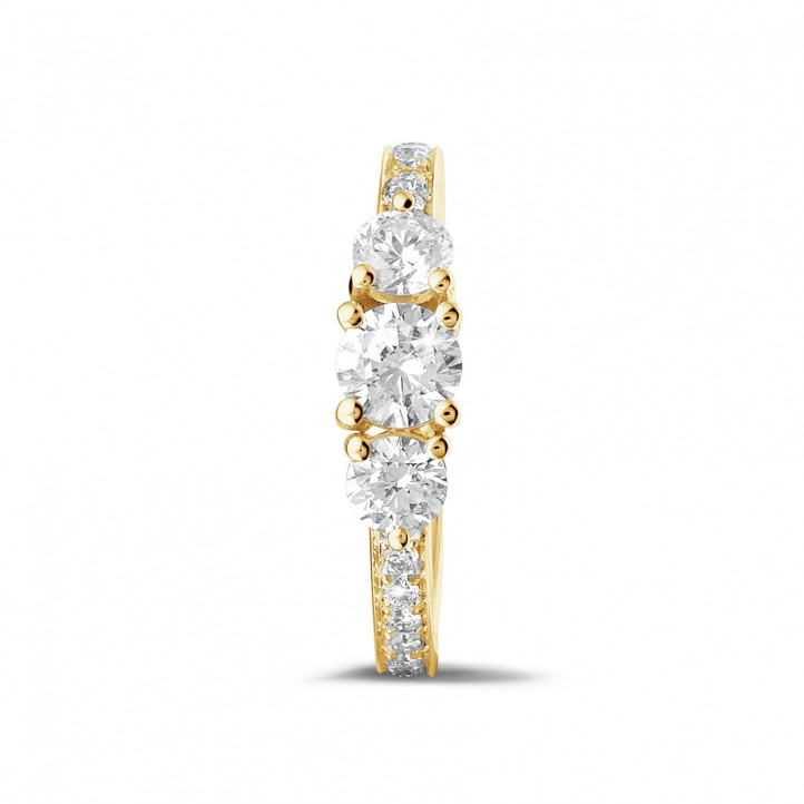 1.10 quilates anillo trilogía en oro amarillo con diamantes en los lados