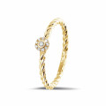 0.04 quilates anillo trenzado de diamantes de combinación en oro amarillo
