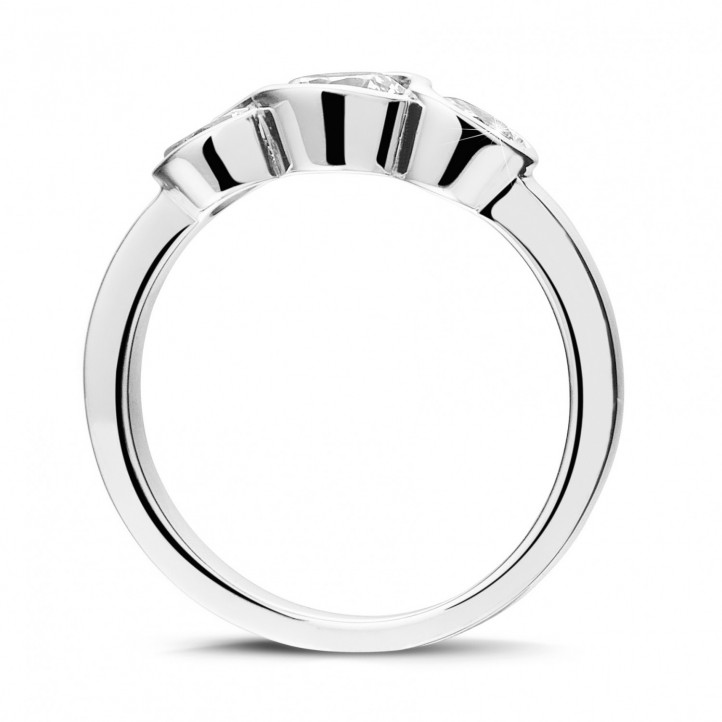 0.95 quilates anillo trilogía en platino con diamantes redondos
