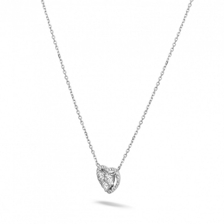 0.65 quilates colgante en forma de corazón con diamantes redondos en oro blanco