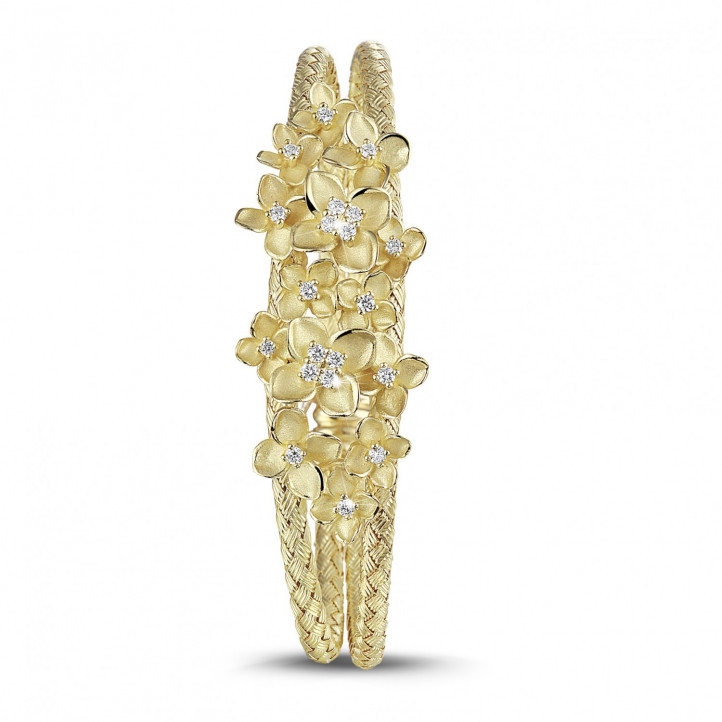 0.55 quilates pulsera esclava diseño de flores con diamantes en oro amarillo