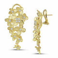 0.70 quilates pendientes diamantes diseño flor en oro amarillo