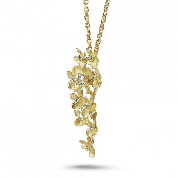 0.35 quilates colgante diamante diseño flor en oro amarillo