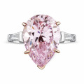Anillo en oro blanco con un diamante 'rosa fantasía’ en forma de pera y un par de diamantes talla baguette cónico