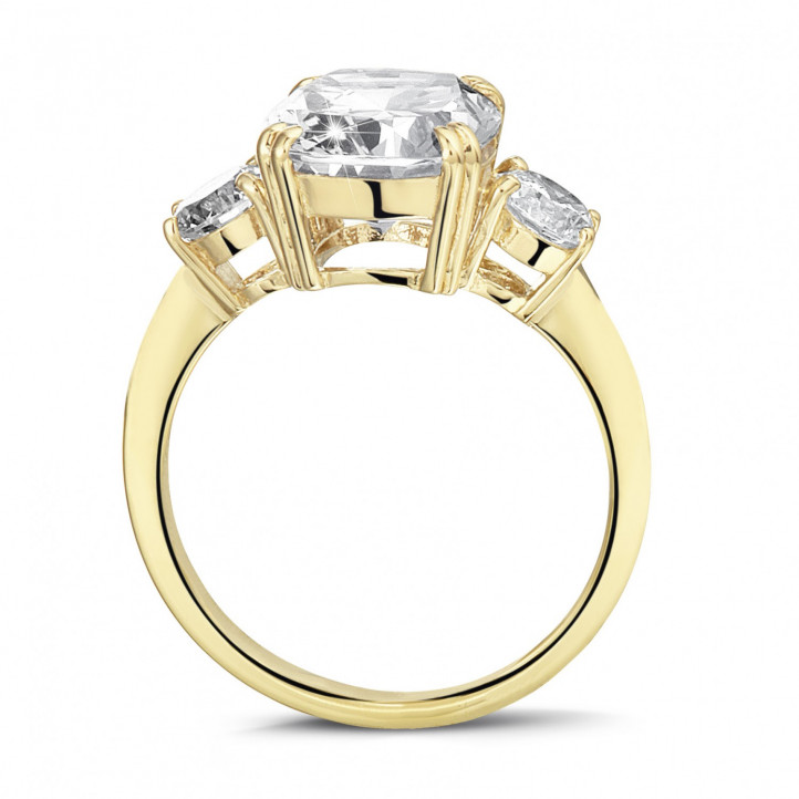 Anillo en oro amarillo con un diamante de talla cojín y diamantes redondos