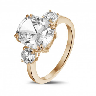 Alta joyería - Anillo en oro rojo con un diamante de talla cojín y diamantes redondos