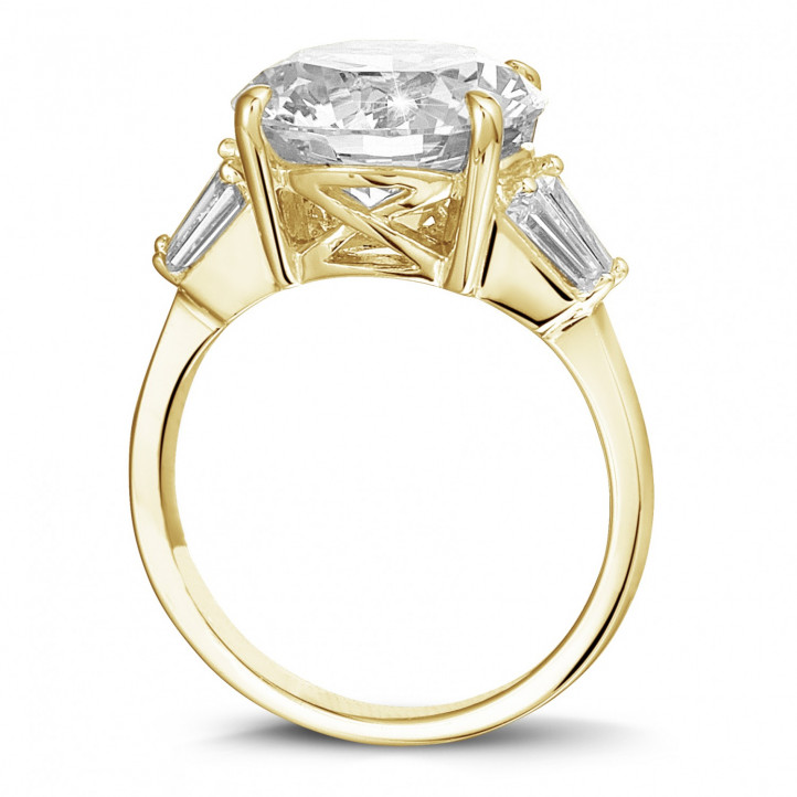 Anillo en oro amarillo con un diamante redondo y diamantes trapezoides