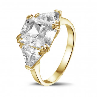 Alta joyería - Anillo en oro amarillo con un diamante de talla radiante y diamantes triángulos