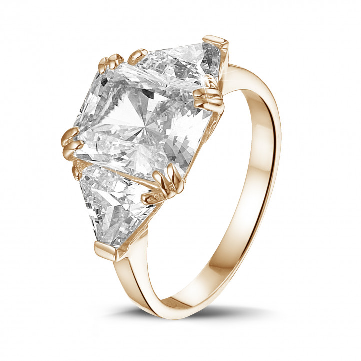 Anillo en oro rojo con un diamante de talla radiante y diamantes triángulos