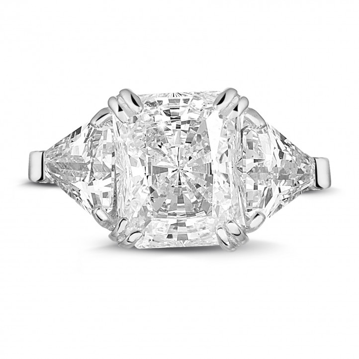 Anillo en oro blanco con un diamante de talla radiante y diamantes triángulos