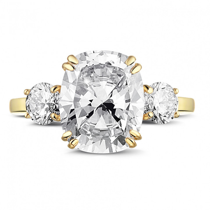 Anillo en oro amarillo con un diamante de talla cojín y diamantes redondos