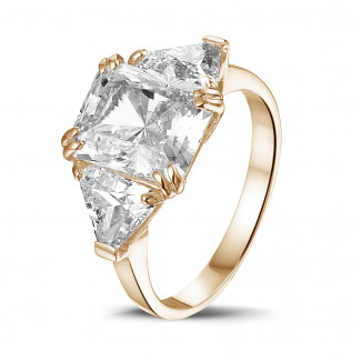 Anillos - Anillo en oro rojo con un diamante de talla radiante y diamantes triángulos
