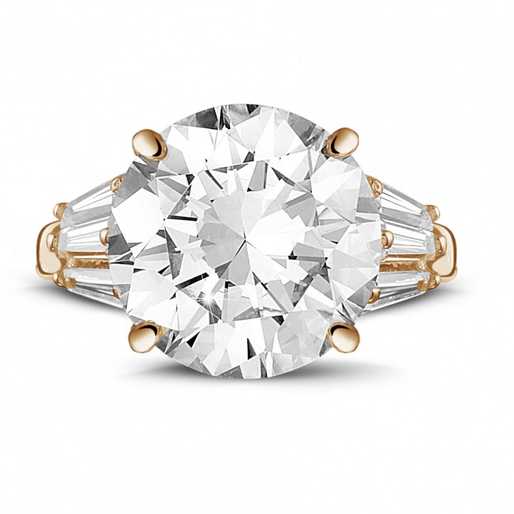Anillo en oro rojo con un diamante redondo y diamantes trapezoides