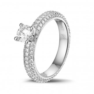 Anillo brillante - 0.50 quilates anillo solitario (banda completa) en oro blanco con diamantes en los lados