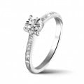 0.50 quilates anillo solitario en oro blanco con 4 uñas y diamantes en los lados