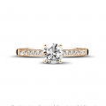 0.50 quilates anillo solitario en oro rojo con 4 uñas y diamantes en los lados
