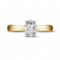 0.58 quilates anillo solitario en oro amarillo con un diamante ovalado