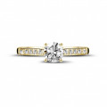 0.50 quilates anillo solitario en oro amarillo con 4 grapas y diamantes en los lados