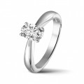 0.58 quilates anillo solitario en oro blanco con un diamante ovalado