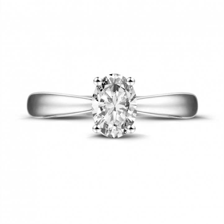 0.58 quilates anillo solitario en platino con un diamante ovalado