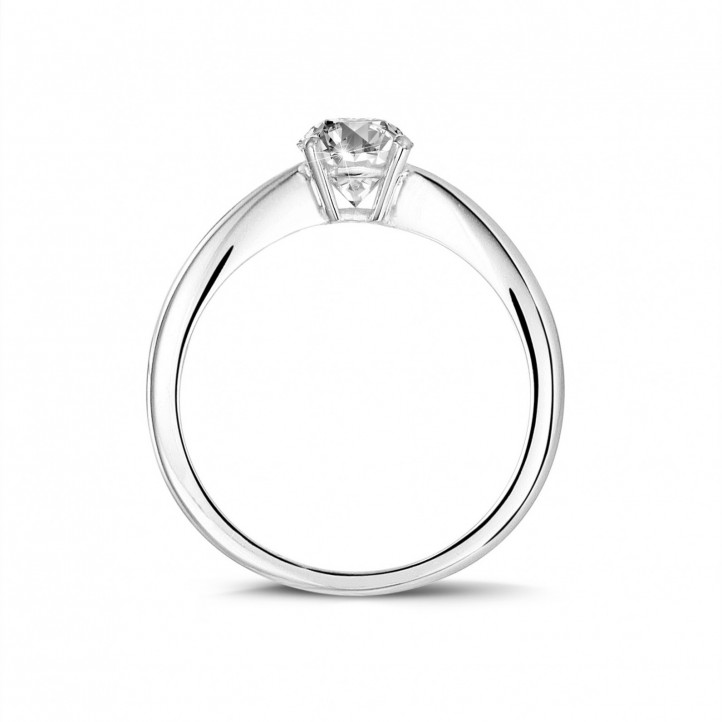 0.58 quilates anillo solitario en platino con un diamante ovalado