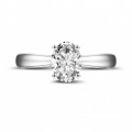 1.20 quilates anillo solitario en platino con un diamante ovalado