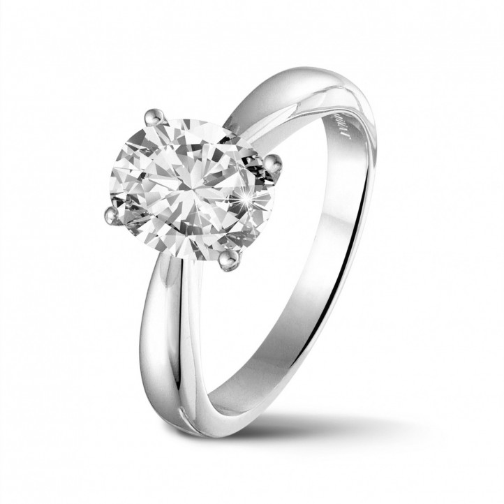 1.90 quilates anillo solitario en oro blanco con un diamante ovalado