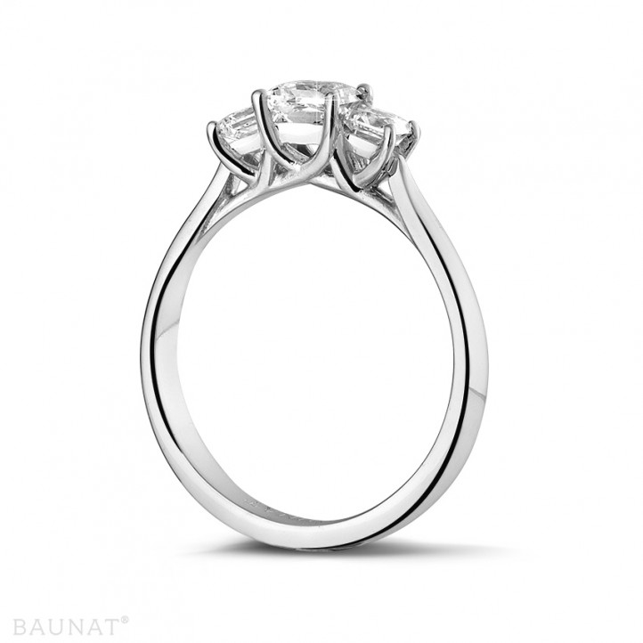 0.70 quilates anillo trilogía en oro blanco con diamantes talla princesa