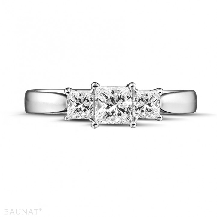 0.70 quilates anillo trilogía en oro blanco con diamantes talla princesa