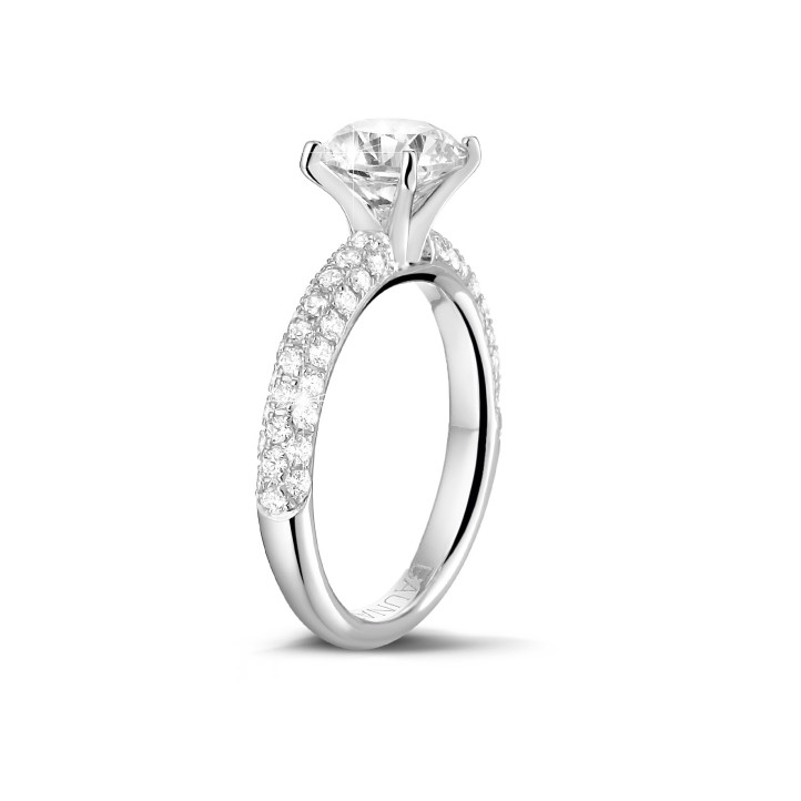 0.90 quilates anillo solitario (media banda) en platino con diamantes en los lados