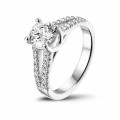 0.90 quilates anillo solitario en oro blanco con diamantes laterales