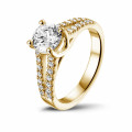 0.90 quilates anillo solitario en oro amarillo con diamantes laterales
