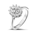 0.90 quilates anillo « entourage » en oro blanco con diamante ovalado
