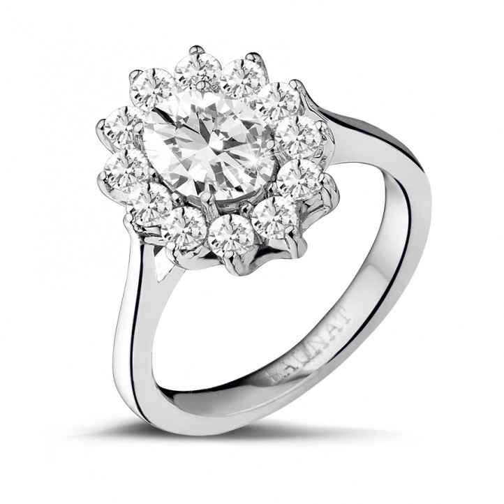 1.85 quilates anillo « entourage » en oro blanco con diamante ovalado