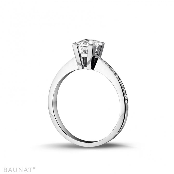 0.75 quilates anillo solitario en oro blanco con diamante talla princesa y diamantes laterales