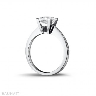 Anillos - 2.00 quilates anillo solitario en oro blanco con diamante talla princesa y diamantes laterales