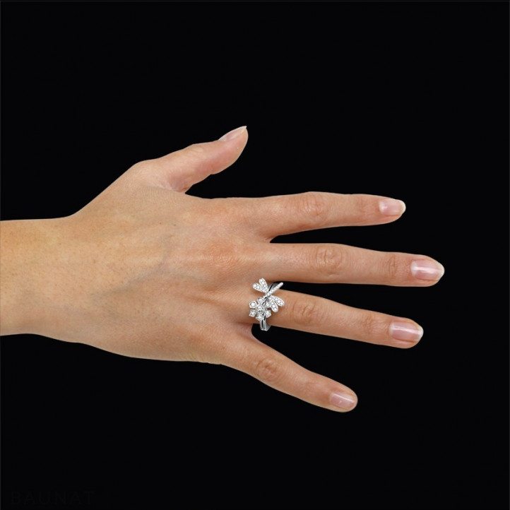 0.55 quilates anillo diamante flor y libélula diseño en oro blanco