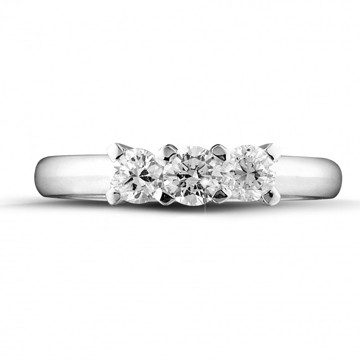 0.75 quilates anillo trilogía en oro blanco con diamantes redondos
