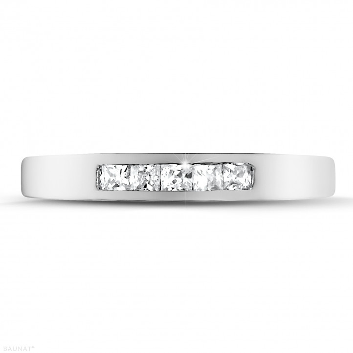 0.30 quilates alianza en oro blanco con diamantes talla princesa