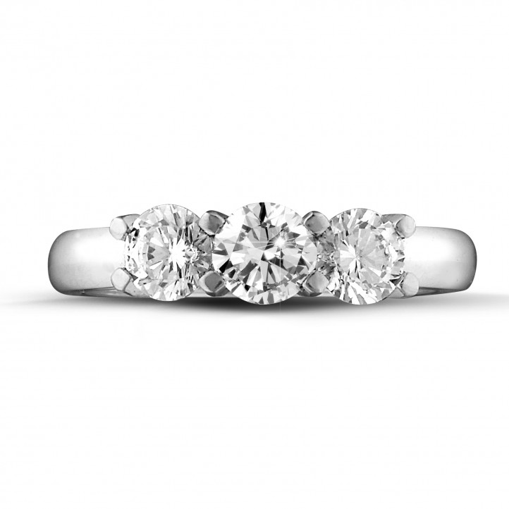 1.50 quilates anillo trilogía en oro blanco con diamantes redondos