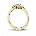 0.45 quilates anillo trilogía en oro amarillo con diamantes redondos