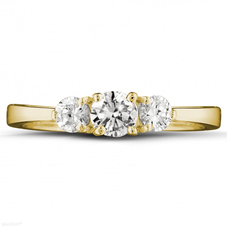 0.67 quilates anillo trilogía en oro amarillo con diamantes redondos
