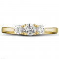 0.67 quilates anillo trilogía en oro amarillo con diamantes redondos