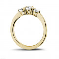 0.67 quilates anillo trilogía en oro amarillo con diamantes redondos