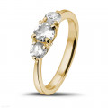 0.95 quilates anillo trilogía en oro amarillo con diamantes redondos